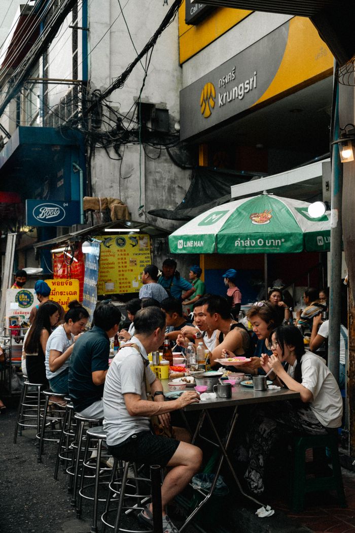 Outdoor dining scene capturing the bustling atmosphere of Bangkok's Chinatown.